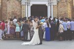 esküvői csoportkép és csók